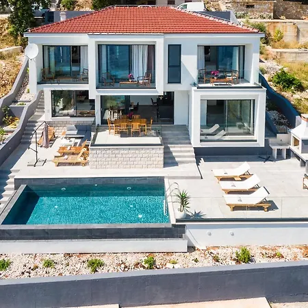 Villa White House