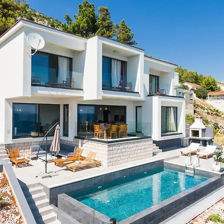 Villa White House
